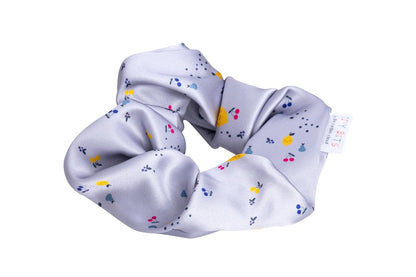Verhindert Ziepen und Haarbruch! Das weiche Satin-Scrunchie bändigt feines Kinderhaar sicher und sieht dabei zauberhaft glänzend aus.