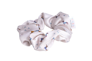 Verhindert Ziepen und Haarbruch! Das weiche Satin-Scrunchie bändigt feines Kinderhaar sicher und sieht dabei zauberhaft glänzend aus.