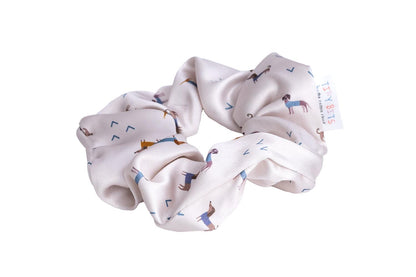 Verhindert Ziepen und Haarbruch! Das weiche Satin-Scrunchie bändigt feines Kinderhaar sicher und sieht dabei zauberhaft glänzend aus.