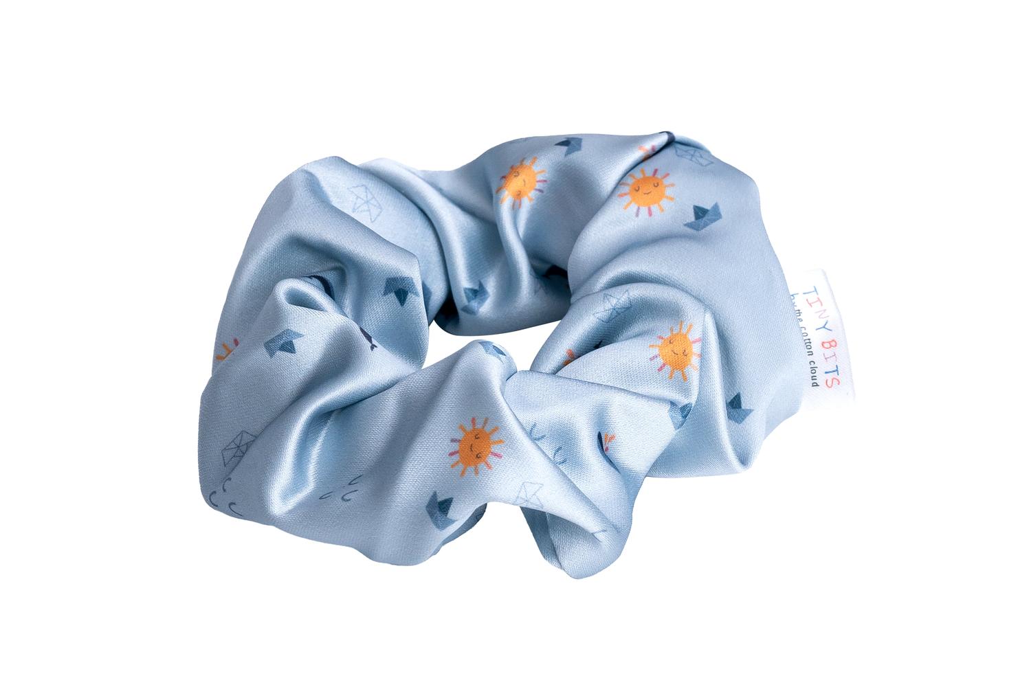 Verhindert Ziepen und Haarbruch! Das weiche Satin-Scrunchie bändigt feines Kinderhaar sicher und sieht dabei zauberhaft glänzend aus.