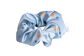 Verhindert Ziepen und Haarbruch! Das weiche Satin-Scrunchie bändigt feines Kinderhaar sicher und sieht dabei zauberhaft glänzend aus.
