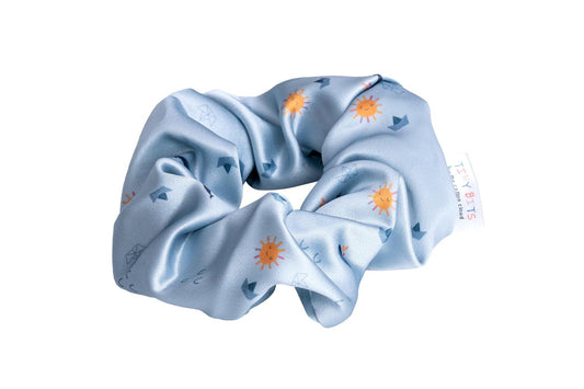Verhindert Ziepen und Haarbruch! Das weiche Satin-Scrunchie bändigt feines Kinderhaar sicher und sieht dabei zauberhaft glänzend aus.