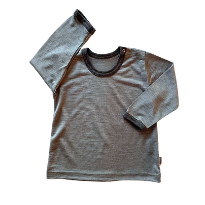 Die natürliche Klimaanlage für Kinderhaut! Luxuriöses Shirt aus Bio-Merinowolle und Seide, das wärmt, ohne zu überhitzen. 100% schadstofffrei.