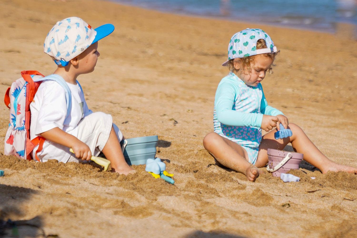 Unkaputtbarer Spielspaß für den Sandkasten! Das weiche Strandset aus 100% Silikon lässt sich platzsparend falten und ist sicher für kleine Hände.