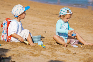 Unkaputtbarer Spielspaß für den Sandkasten! Das weiche Strandset aus 100% Silikon lässt sich platzsparend falten und ist sicher für kleine Hände.