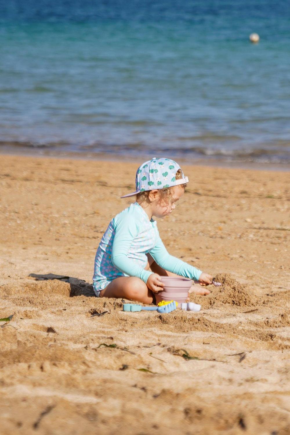 Unkaputtbarer Spielspaß für den Sandkasten! Das weiche Strandset aus 100% Silikon lässt sich platzsparend falten und ist sicher für kleine Hände.