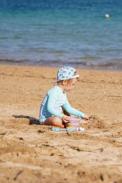 Unkaputtbarer Spielspaß für den Sandkasten! Das weiche Strandset aus 100% Silikon lässt sich platzsparend falten und ist sicher für kleine Hände.