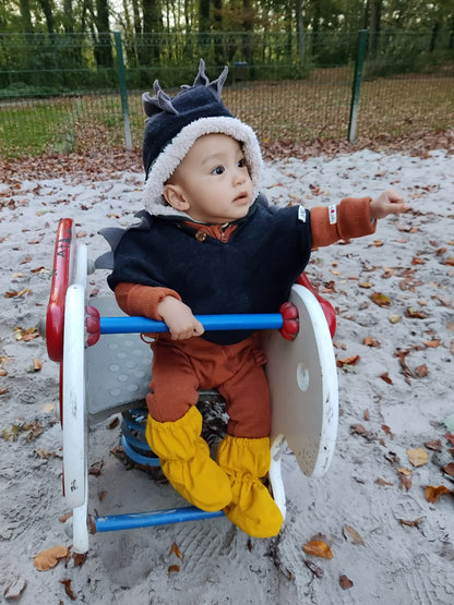 Keine Chance für Nässe und Matsch! Die wasserdichten Softshell-Überzieher mit Fleece-Futter sind ideal für die Babytrage und den Kinderwagen.