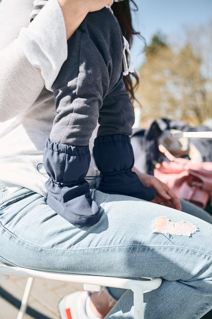 Keine Chance für Nässe und Matsch! Die wasserdichten Softshell-Überzieher mit Fleece-Futter sind ideal für die Babytrage und den Kinderwagen.