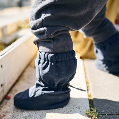 Keine Chance für Nässe und Matsch! Die wasserdichten Softshell-Überzieher mit Fleece-Futter sind ideal für die Babytrage und den Kinderwagen.