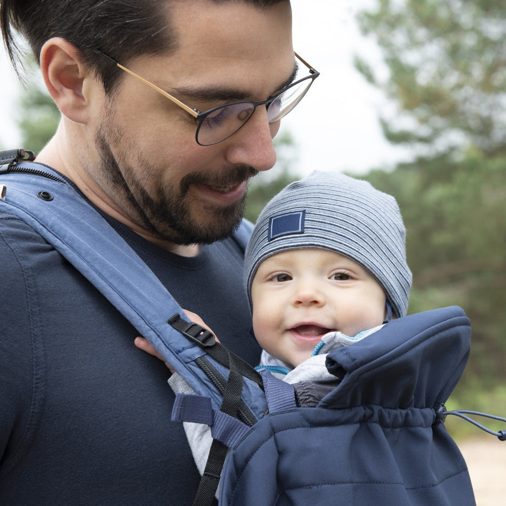Der Bestseller für kalte Tage! Das wetterfeste Softshell-Cover mit kuscheligem Fleece-Futter passt universell über jede Babytrage und hält mollig warm.
