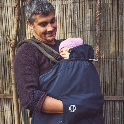 Der Bestseller für kalte Tage! Das wetterfeste Softshell-Cover mit kuscheligem Fleece-Futter passt universell über jede Babytrage und hält mollig warm.