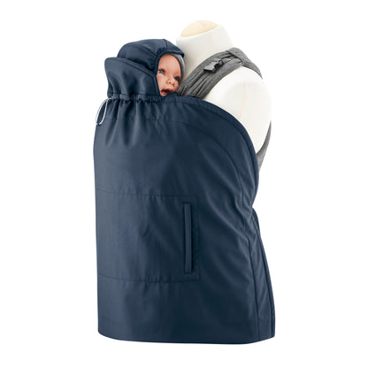 Der Bestseller für kalte Tage! Das wetterfeste Softshell-Cover mit kuscheligem Fleece-Futter passt universell über jede Babytrage und hält mollig warm.