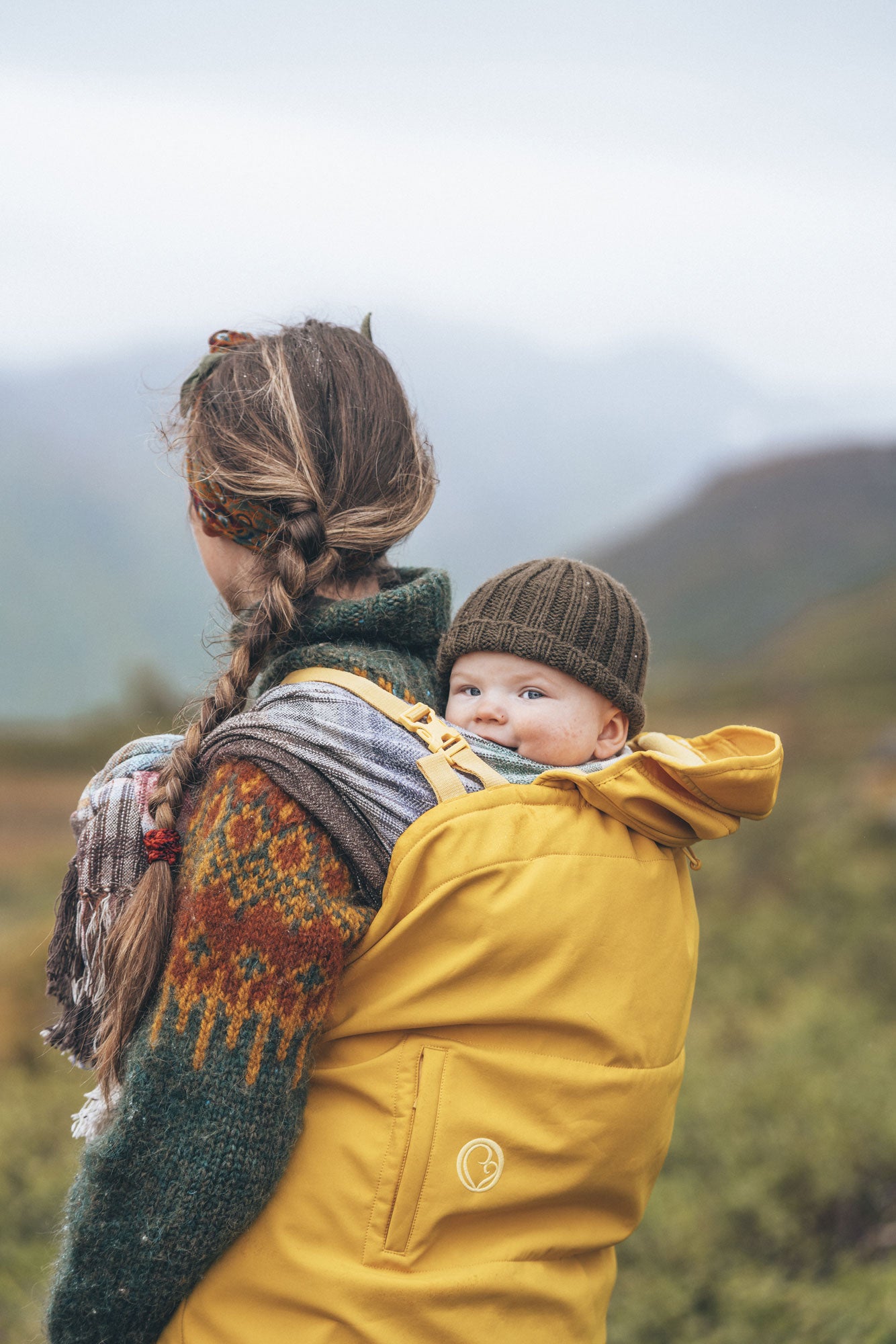 Der Bestseller für kalte Tage! Das wetterfeste Softshell-Cover mit kuscheligem Fleece-Futter passt universell über jede Babytrage und hält mollig warm.