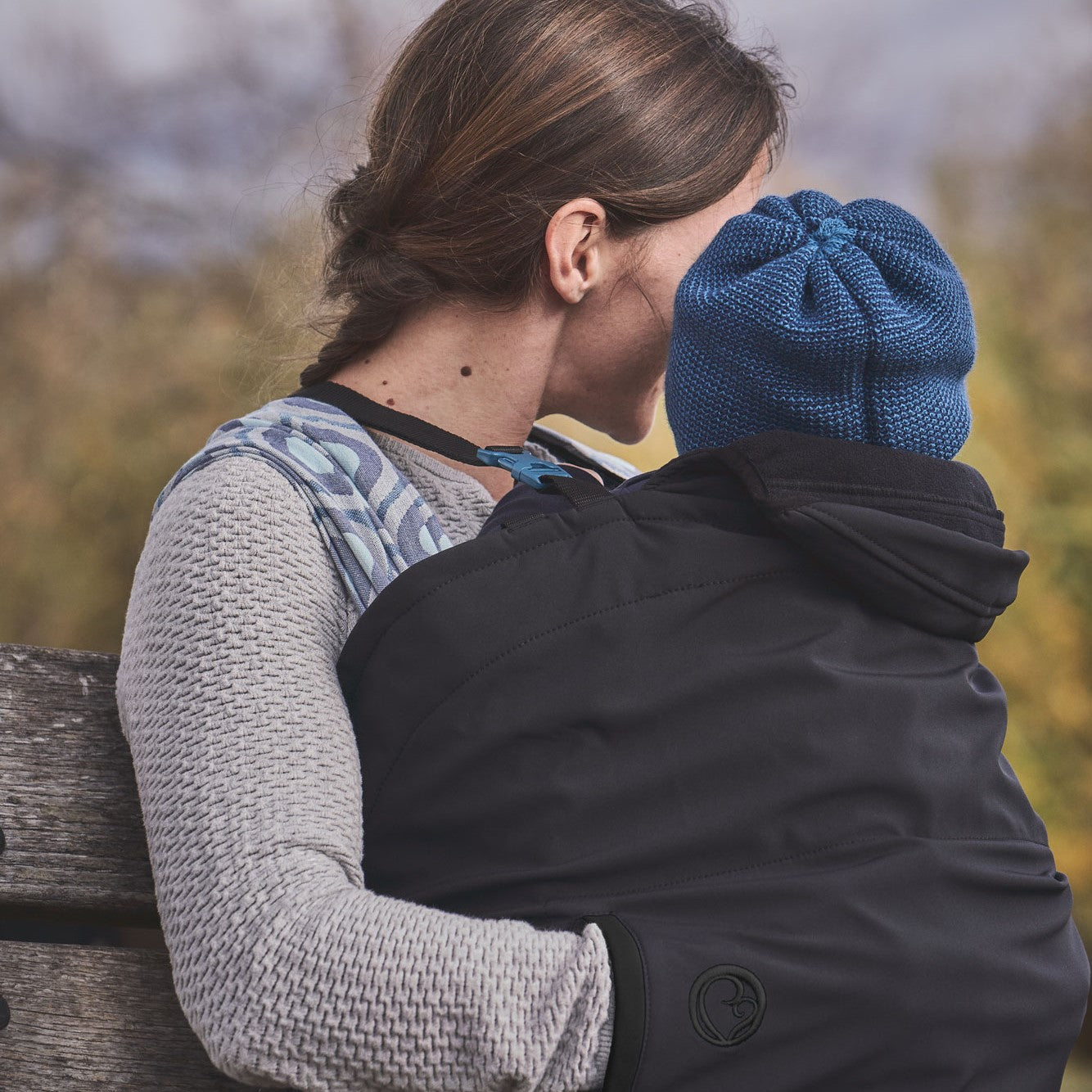Der Bestseller für kalte Tage! Das wetterfeste Softshell-Cover mit kuscheligem Fleece-Futter passt universell über jede Babytrage und hält mollig warm.