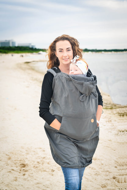 Der Wetterschutz für alle Fälle. Das gefütterte Softshell-Cover passt universell über jede Babytrage und hält dein Kind an kühlen Tagen mollig warm.