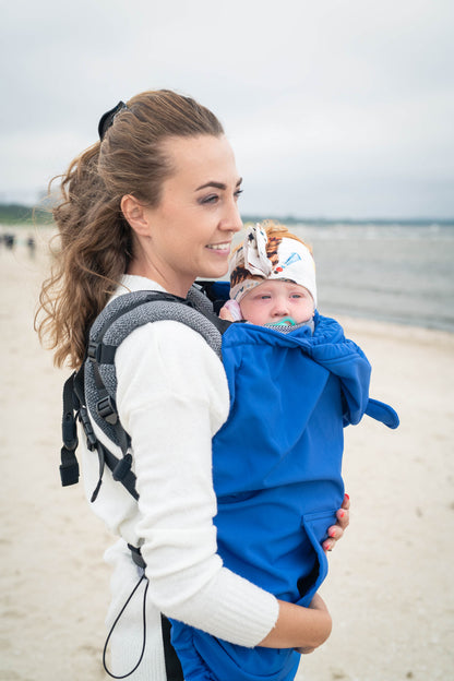Der Wetterschutz für alle Fälle. Das gefütterte Softshell-Cover passt universell über jede Babytrage und hält dein Kind an kühlen Tagen mollig warm.