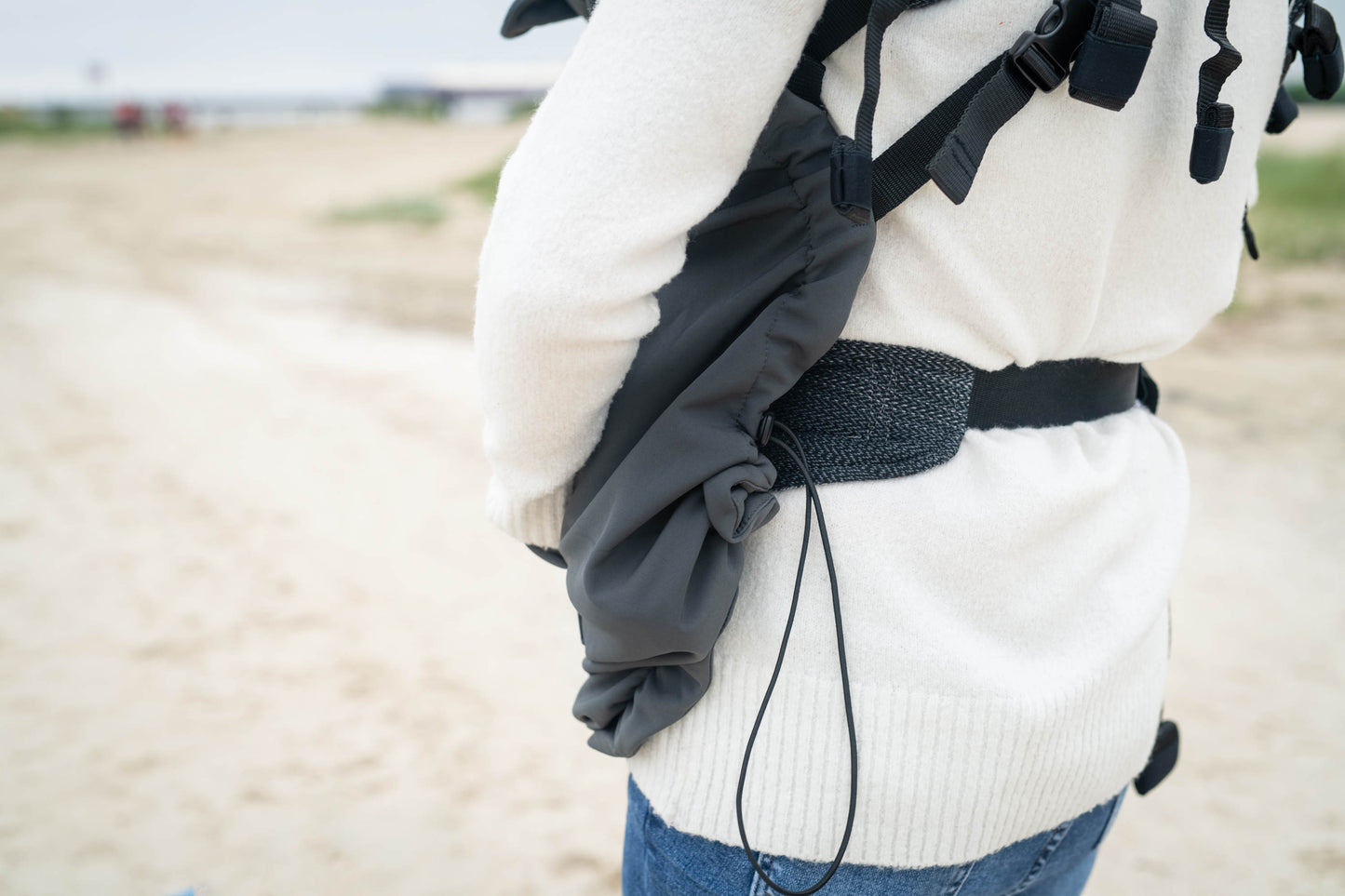 Der Wetterschutz für alle Fälle. Das gefütterte Softshell-Cover passt universell über jede Babytrage und hält dein Kind an kühlen Tagen mollig warm.