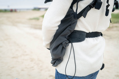 Der Wetterschutz für alle Fälle. Das gefütterte Softshell-Cover passt universell über jede Babytrage und hält dein Kind an kühlen Tagen mollig warm.
