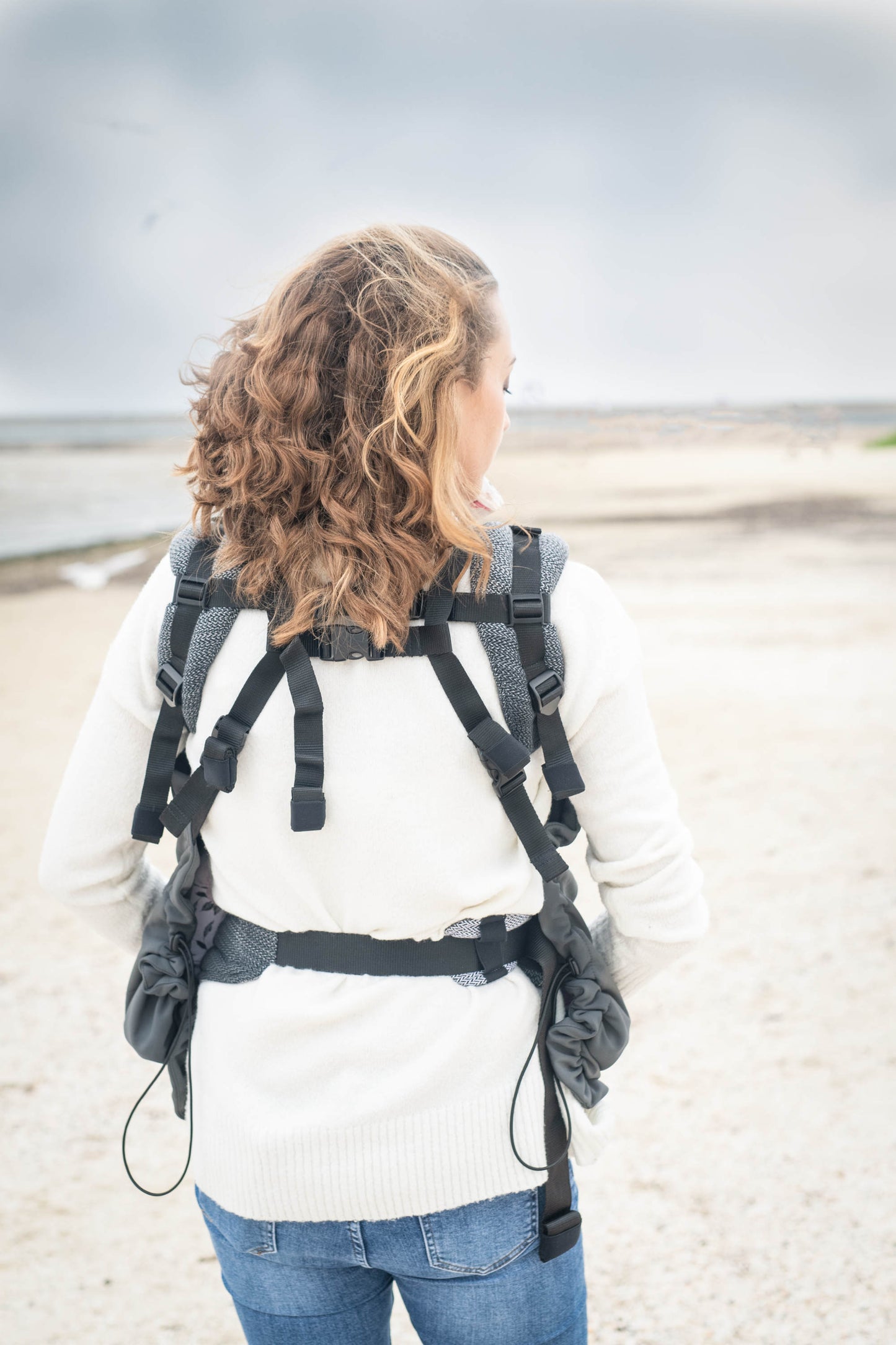 Der Wetterschutz für alle Fälle. Das gefütterte Softshell-Cover passt universell über jede Babytrage und hält dein Kind an kühlen Tagen mollig warm.