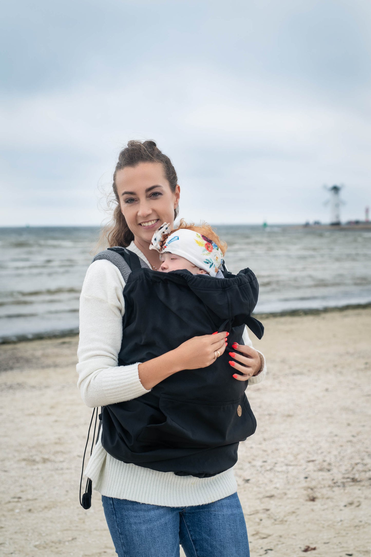 Der Wetterschutz für alle Fälle. Das gefütterte Softshell-Cover passt universell über jede Babytrage und hält dein Kind an kühlen Tagen mollig warm.