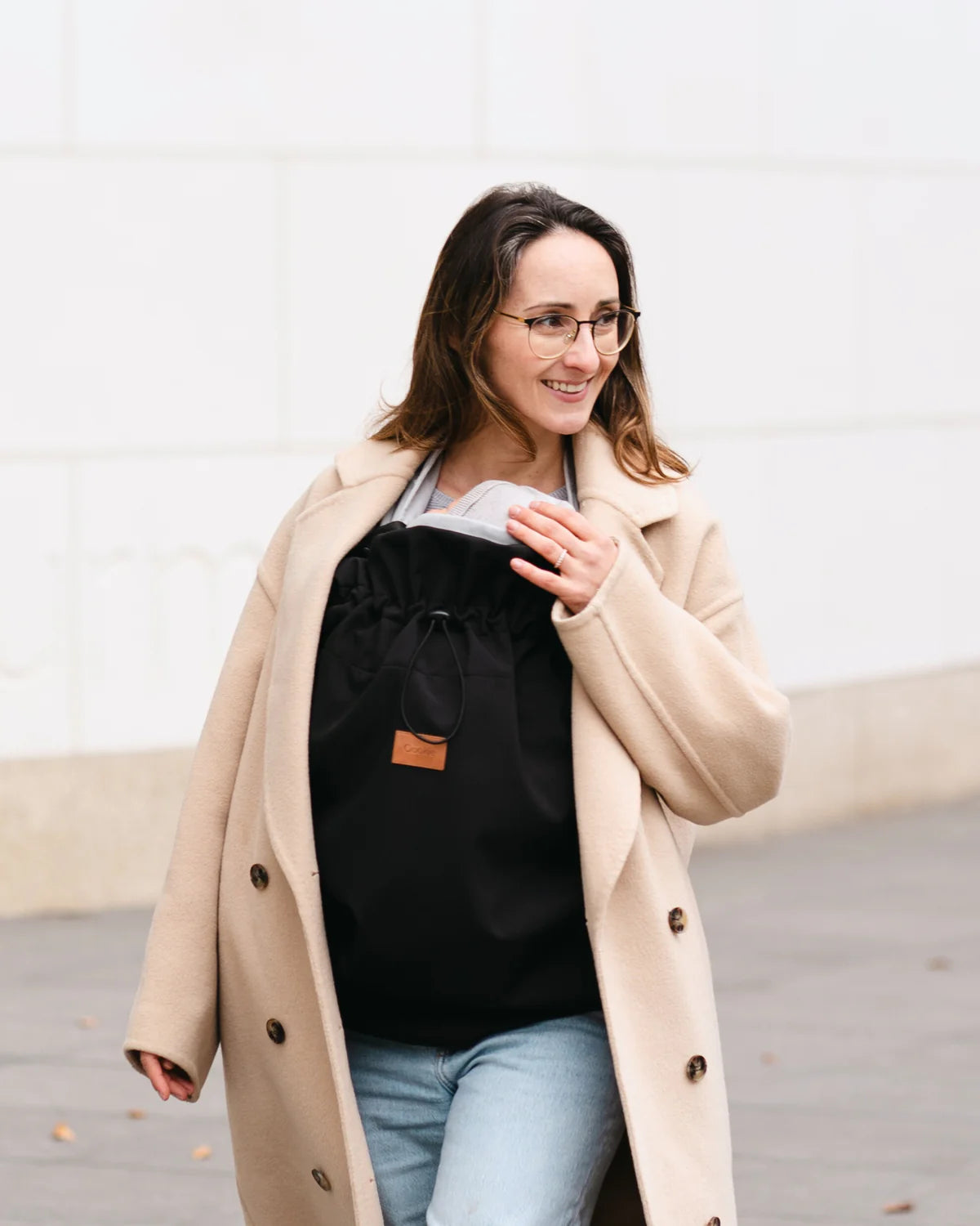 Schütze dein Baby in der Trage vor Herbststürmen und Nieselregen! Das universelle Qookie Softshell-Cover passt über jede Jacke und ist im Handumdrehen angelegt.