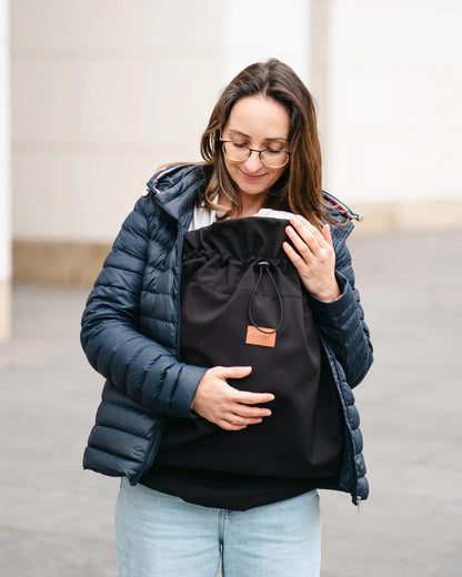Schütze dein Baby in der Trage vor Herbststürmen und Nieselregen! Das universelle Qookie Softshell-Cover passt über jede Jacke und ist im Handumdrehen angelegt.