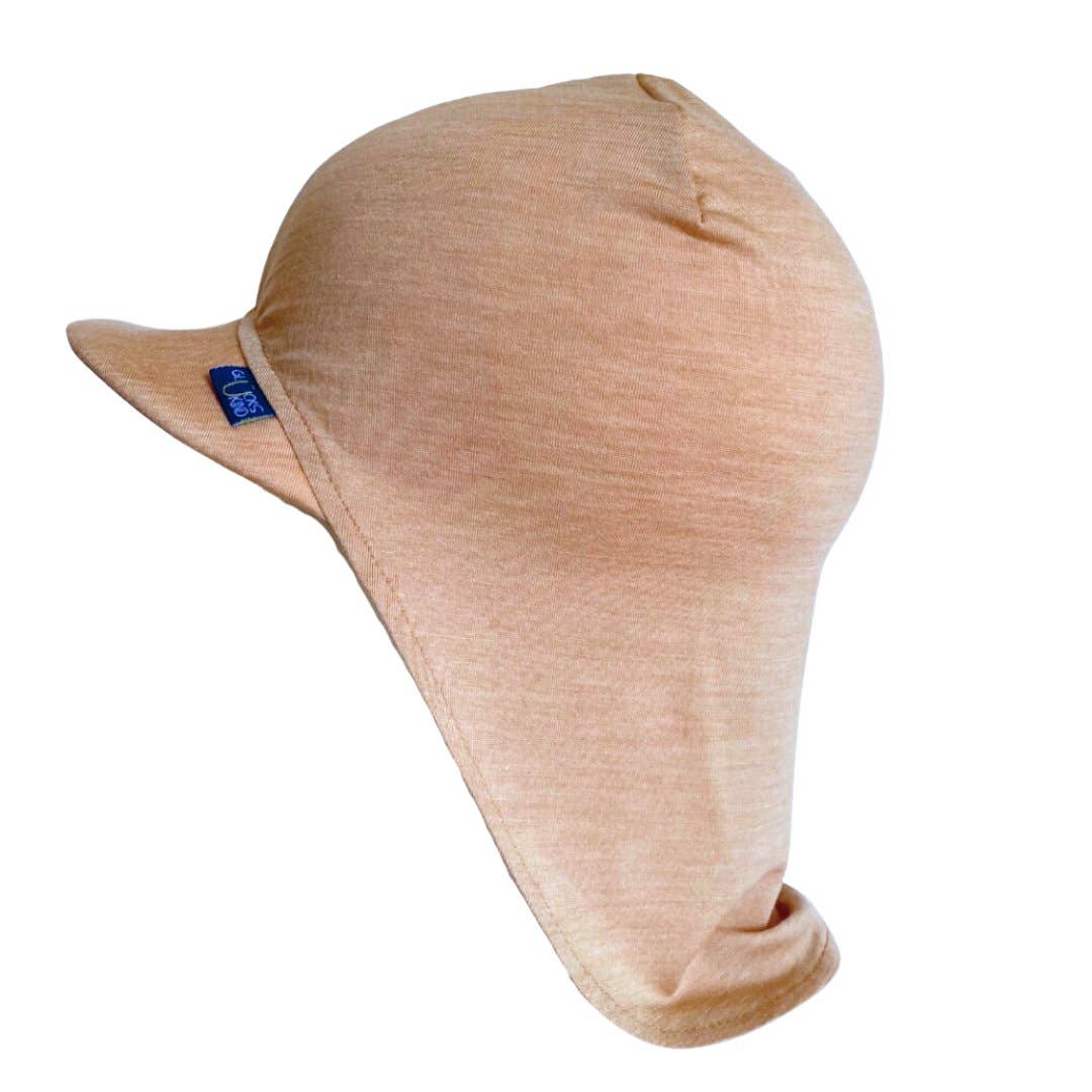Natürlicher UV-Schutz ohne Schwitzen. Die leichte Mütze mit Schirm aus Bio-Merinowolle und Seide wirkt kühlend und schützt kleine Köpfchen perfekt.
