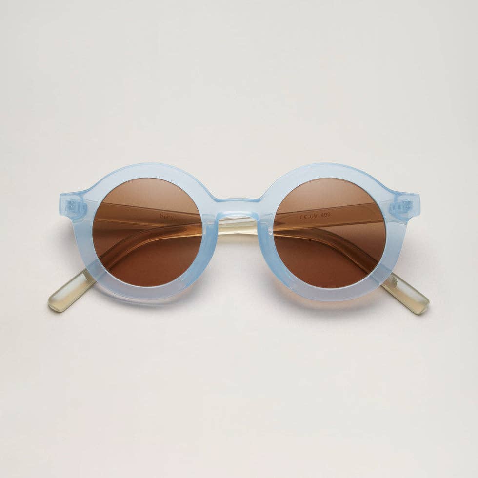 Cooler Retro-Look mit 100% UV-Schutz (UV400). Die stylische Signature-Sonnenbrille aus recyceltem Plastik ist robust, sicher und absolut nachhaltig.