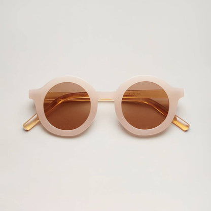 Cooler Retro-Look mit 100% UV-Schutz (UV400). Die stylische Signature-Sonnenbrille aus recyceltem Plastik ist robust, sicher und absolut nachhaltig.