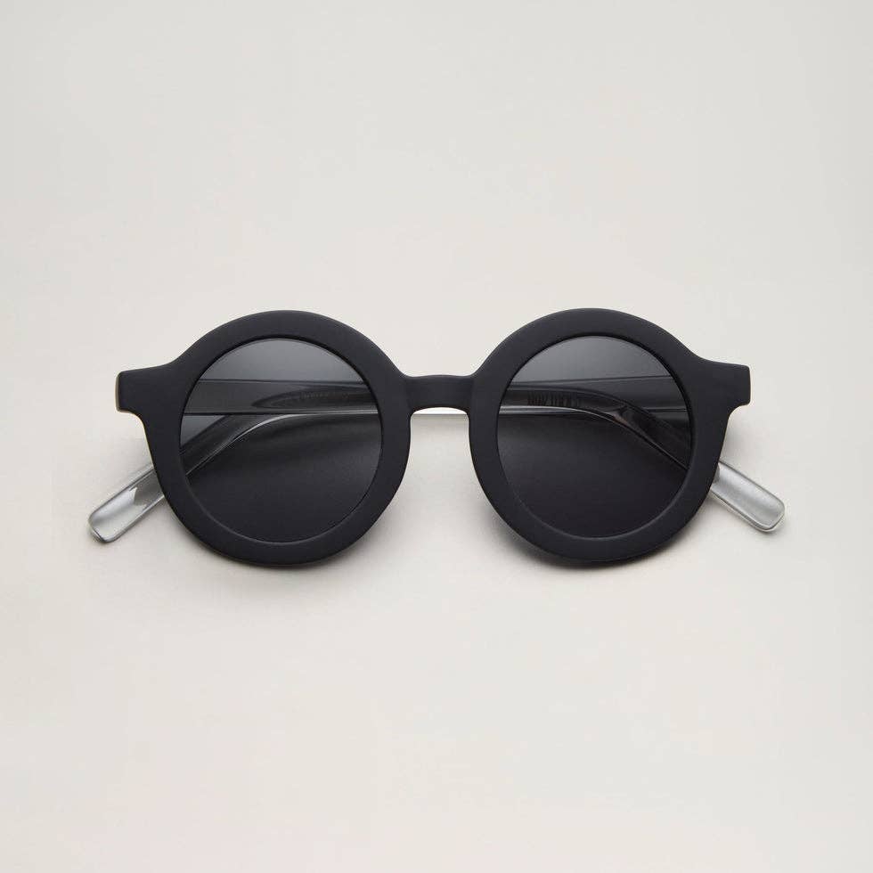 Cooler Retro-Look mit 100% UV-Schutz (UV400). Die stylische Signature-Sonnenbrille aus recyceltem Plastik ist robust, sicher und absolut nachhaltig.