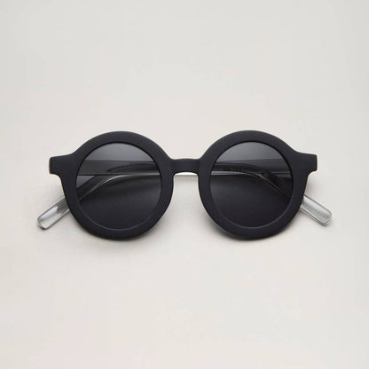 Cooler Retro-Look mit 100% UV-Schutz (UV400). Die stylische Signature-Sonnenbrille aus recyceltem Plastik ist robust, sicher und absolut nachhaltig.