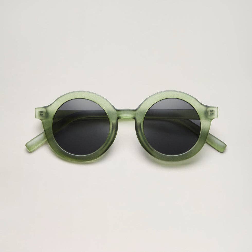 Cooler Retro-Look mit 100% UV-Schutz (UV400). Die stylische Signature-Sonnenbrille aus recyceltem Plastik ist robust, sicher und absolut nachhaltig.