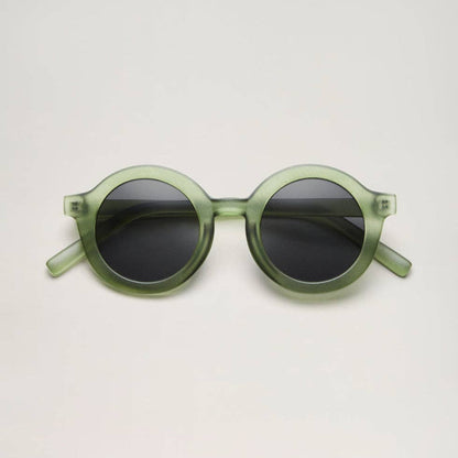 Cooler Retro-Look mit 100% UV-Schutz (UV400). Die stylische Signature-Sonnenbrille aus recyceltem Plastik ist robust, sicher und absolut nachhaltig.