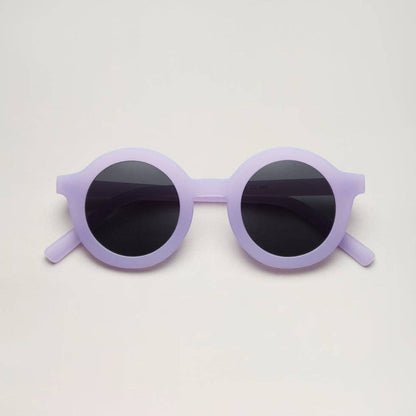 Cooler Retro-Look mit 100% UV-Schutz (UV400). Die stylische Signature-Sonnenbrille aus recyceltem Plastik ist robust, sicher und absolut nachhaltig.