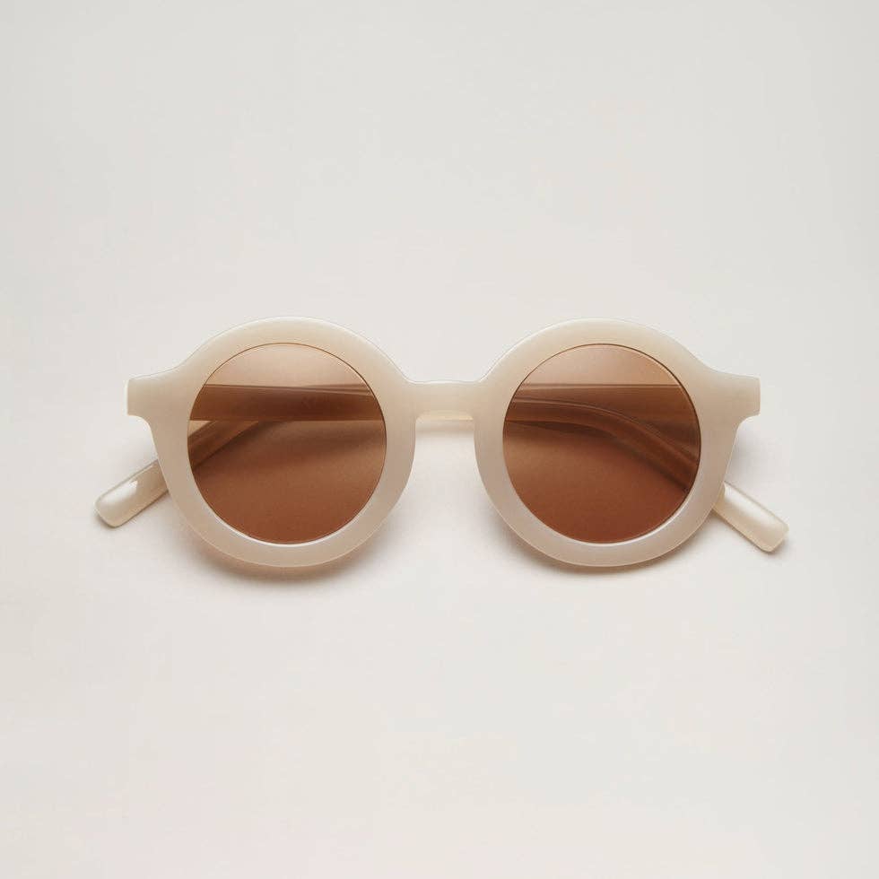 Cooler Retro-Look mit 100% UV-Schutz (UV400). Die stylische Signature-Sonnenbrille aus recyceltem Plastik ist robust, sicher und absolut nachhaltig.