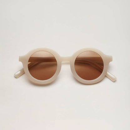 Cooler Retro-Look mit 100% UV-Schutz (UV400). Die stylische Signature-Sonnenbrille aus recyceltem Plastik ist robust, sicher und absolut nachhaltig.