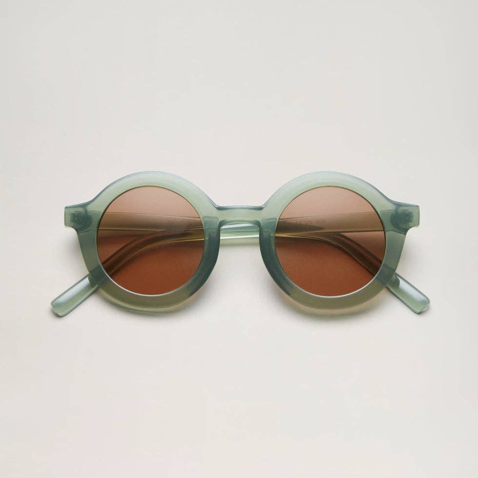 Cooler Retro-Look mit 100% UV-Schutz (UV400). Die stylische Signature-Sonnenbrille aus recyceltem Plastik ist robust, sicher und absolut nachhaltig.