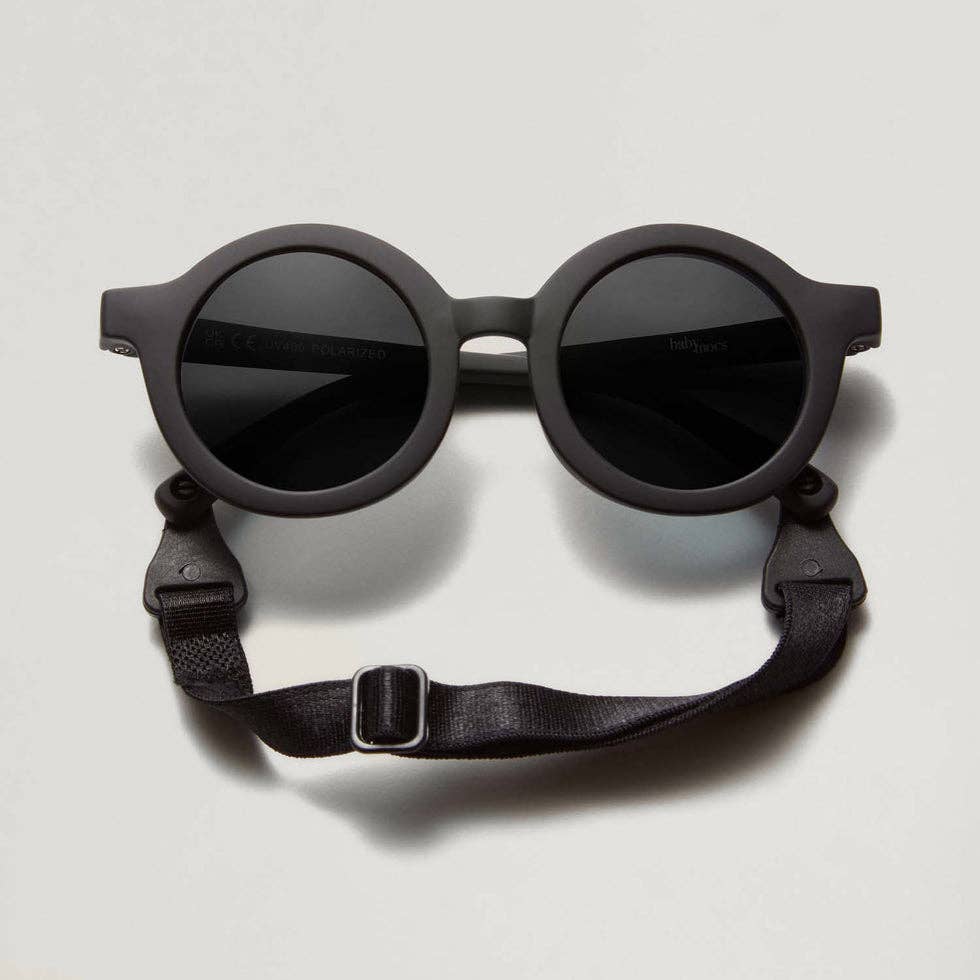 Die unkaputtbare Sonnenbrille für Kleinkinder! Flexibles Material, verstellbares Kopfband und 100% UV-Schutz (UV400) für kleine, wilde Entdecker.