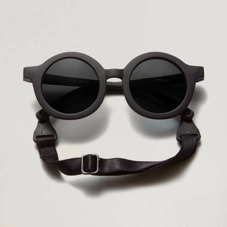 Die unkaputtbare Sonnenbrille für Kleinkinder! Flexibles Material, verstellbares Kopfband und 100% UV-Schutz (UV400) für kleine, wilde Entdecker.
