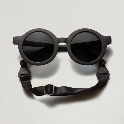 Die unkaputtbare Sonnenbrille für Kleinkinder! Flexibles Material, verstellbares Kopfband und 100% UV-Schutz (UV400) für kleine, wilde Entdecker.