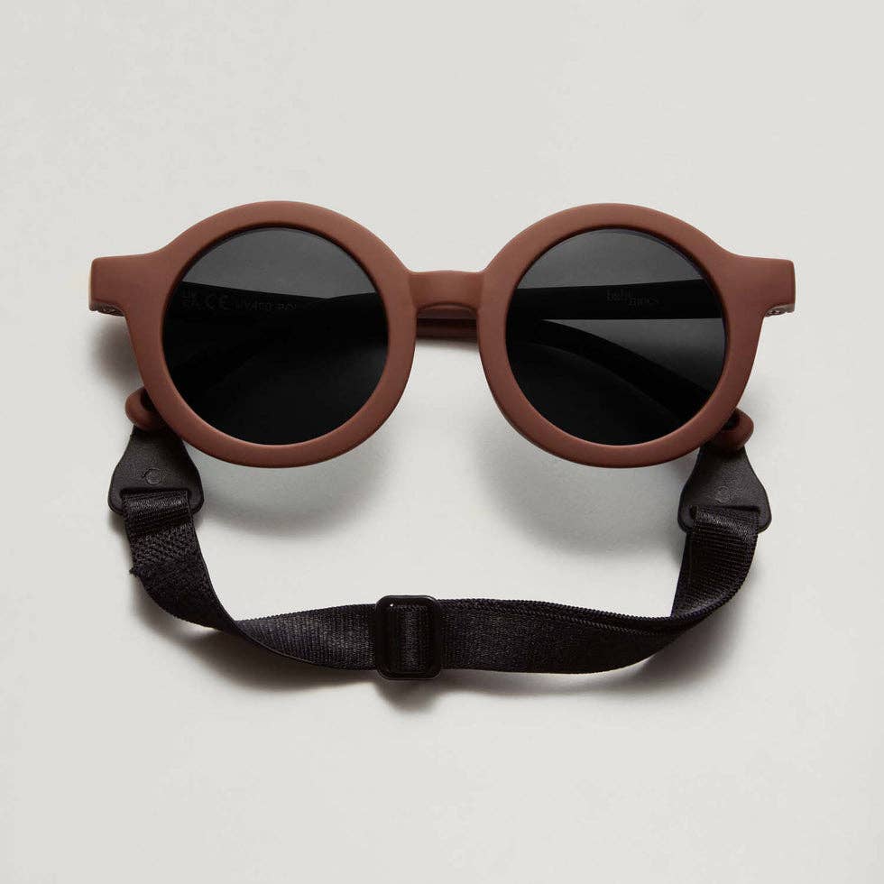 Die unkaputtbare Sonnenbrille für Kleinkinder! Flexibles Material, verstellbares Kopfband und 100% UV-Schutz (UV400) für kleine, wilde Entdecker.