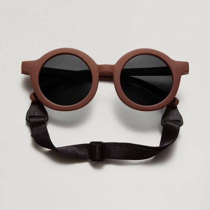 Die unkaputtbare Sonnenbrille für Kleinkinder! Flexibles Material, verstellbares Kopfband und 100% UV-Schutz (UV400) für kleine, wilde Entdecker.