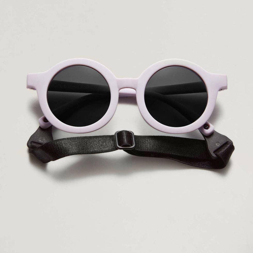 Die unkaputtbare Sonnenbrille für Kleinkinder! Flexibles Material, verstellbares Kopfband und 100% UV-Schutz (UV400) für kleine, wilde Entdecker.