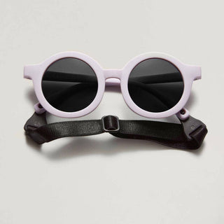 Die unkaputtbare Sonnenbrille für Kleinkinder! Flexibles Material, verstellbares Kopfband und 100% UV-Schutz (UV400) für kleine, wilde Entdecker.