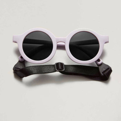 Die unkaputtbare Sonnenbrille für Kleinkinder! Flexibles Material, verstellbares Kopfband und 100% UV-Schutz (UV400) für kleine, wilde Entdecker.