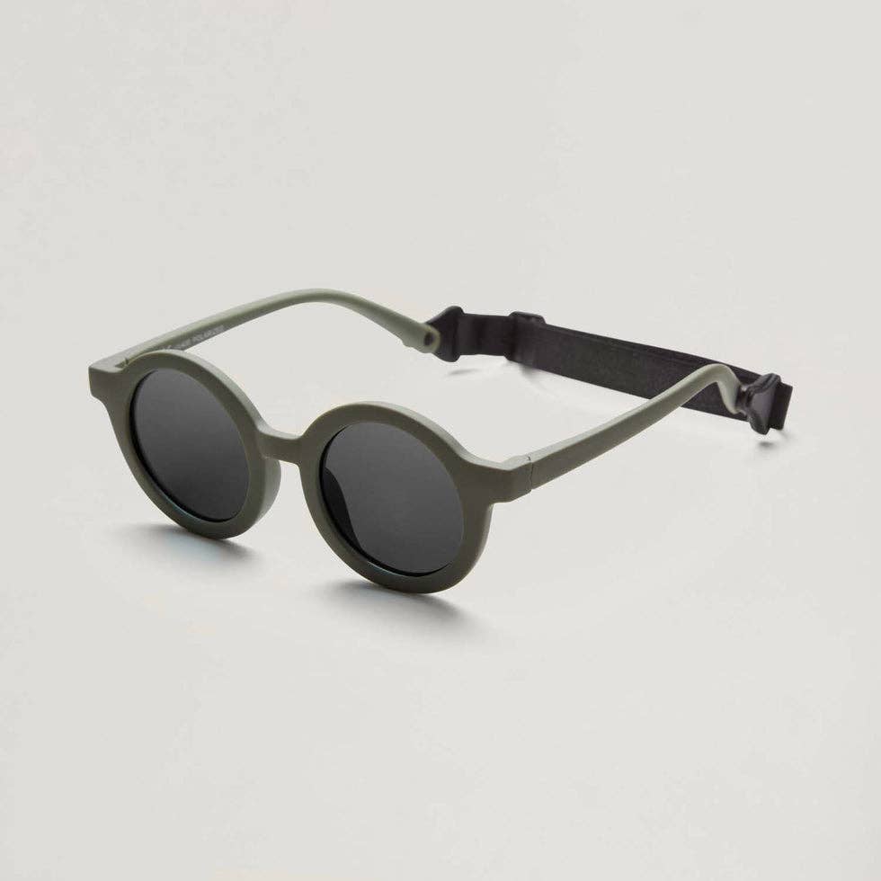 Die unkaputtbare Sonnenbrille für Kleinkinder! Flexibles Material, verstellbares Kopfband und 100% UV-Schutz (UV400) für kleine, wilde Entdecker.