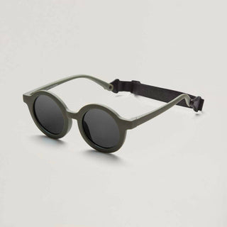 Die unkaputtbare Sonnenbrille für Kleinkinder! Flexibles Material, verstellbares Kopfband und 100% UV-Schutz (UV400) für kleine, wilde Entdecker.