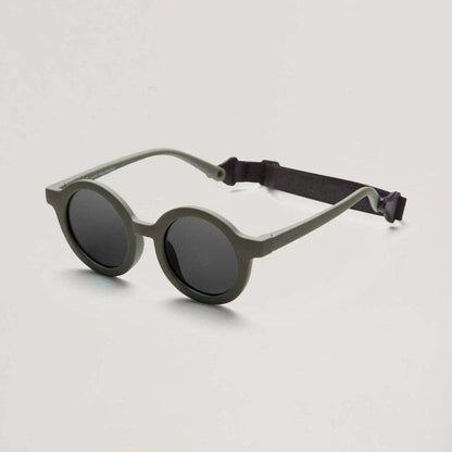 Die unkaputtbare Sonnenbrille für Kleinkinder! Flexibles Material, verstellbares Kopfband und 100% UV-Schutz (UV400) für kleine, wilde Entdecker.