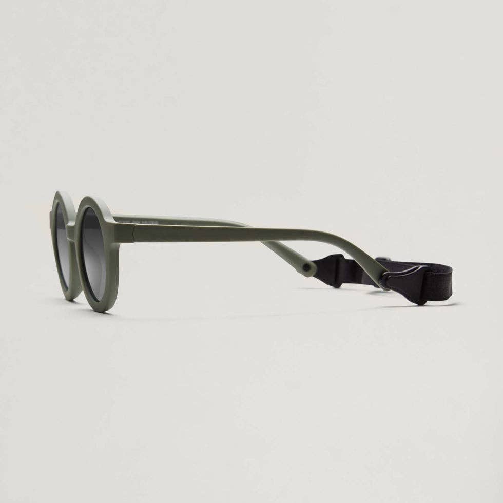 Die unkaputtbare Sonnenbrille für Kleinkinder! Flexibles Material, verstellbares Kopfband und 100% UV-Schutz (UV400) für kleine, wilde Entdecker.